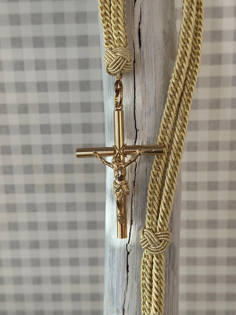 Cruz clásica dorada con cordón EC03-EC01