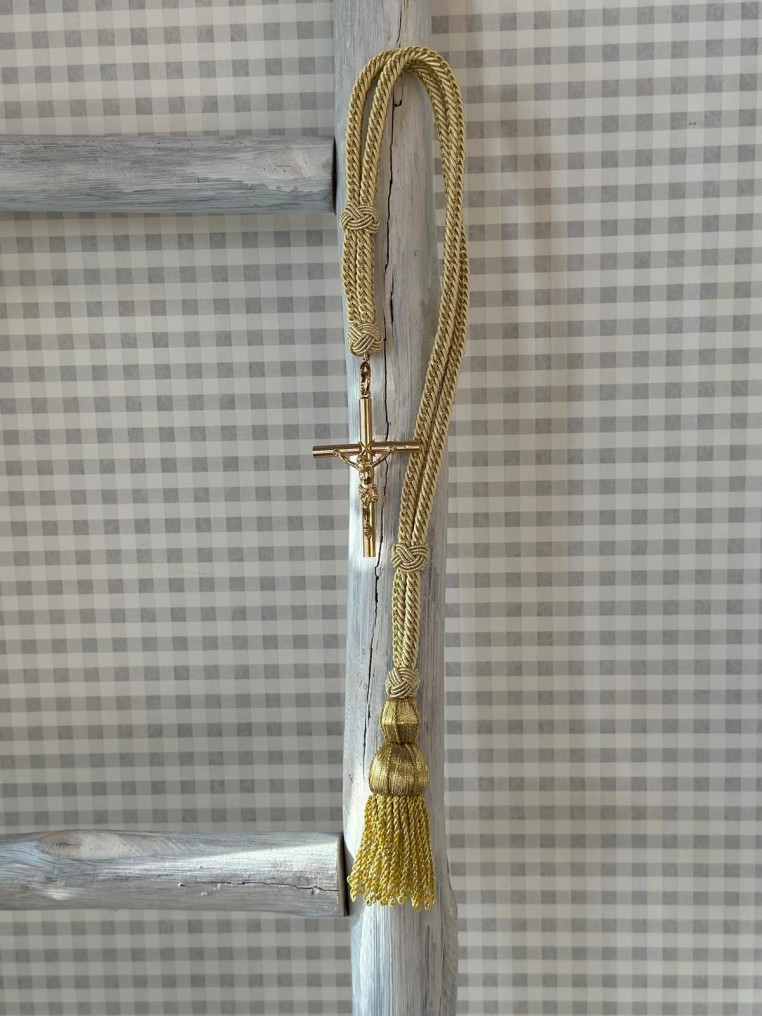 Cruz clásica dorada con cordón EC03-EC01
